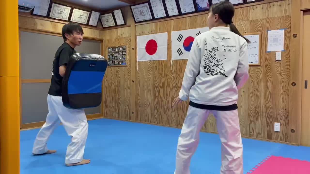 遥選手 横蹴り